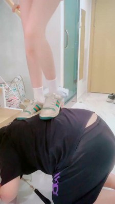 图片[1]_【Rina】运动鞋白棉袜踩踏虐乳_绳艺资源网